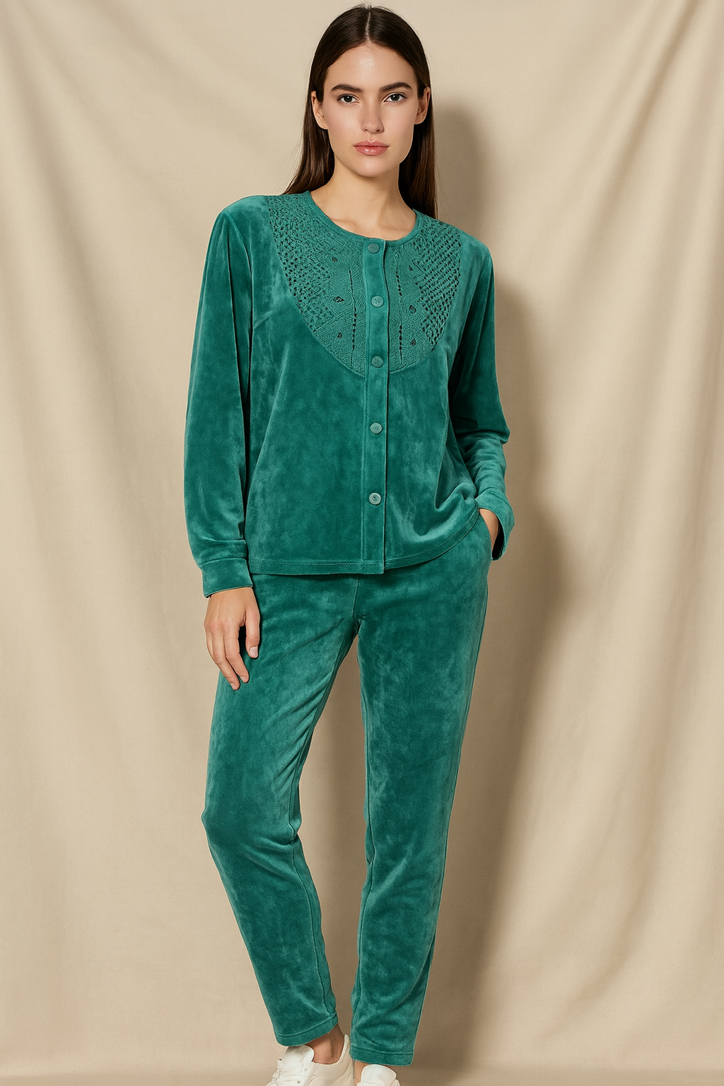 بيجامة شتوي قطيفة مطرزة